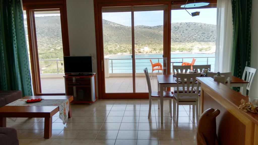 Tholos Bay Suites Kavoúsion Pokoj fotografie