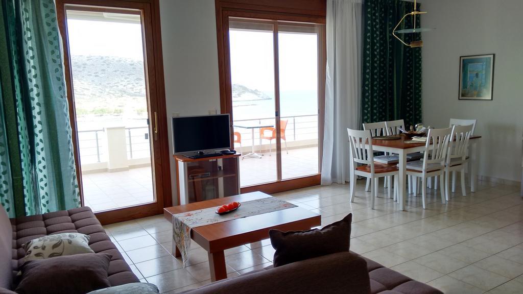 Tholos Bay Suites Kavoúsion Pokoj fotografie