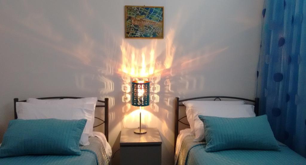 Tholos Bay Suites Kavoúsion Pokoj fotografie